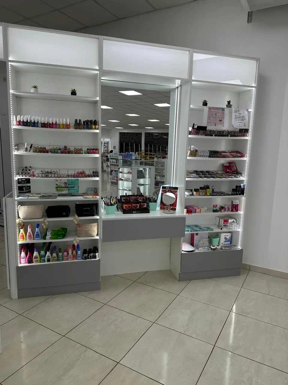 Mueble de cosmética y maquillaje con espejo central e iluminación LED perimetral.