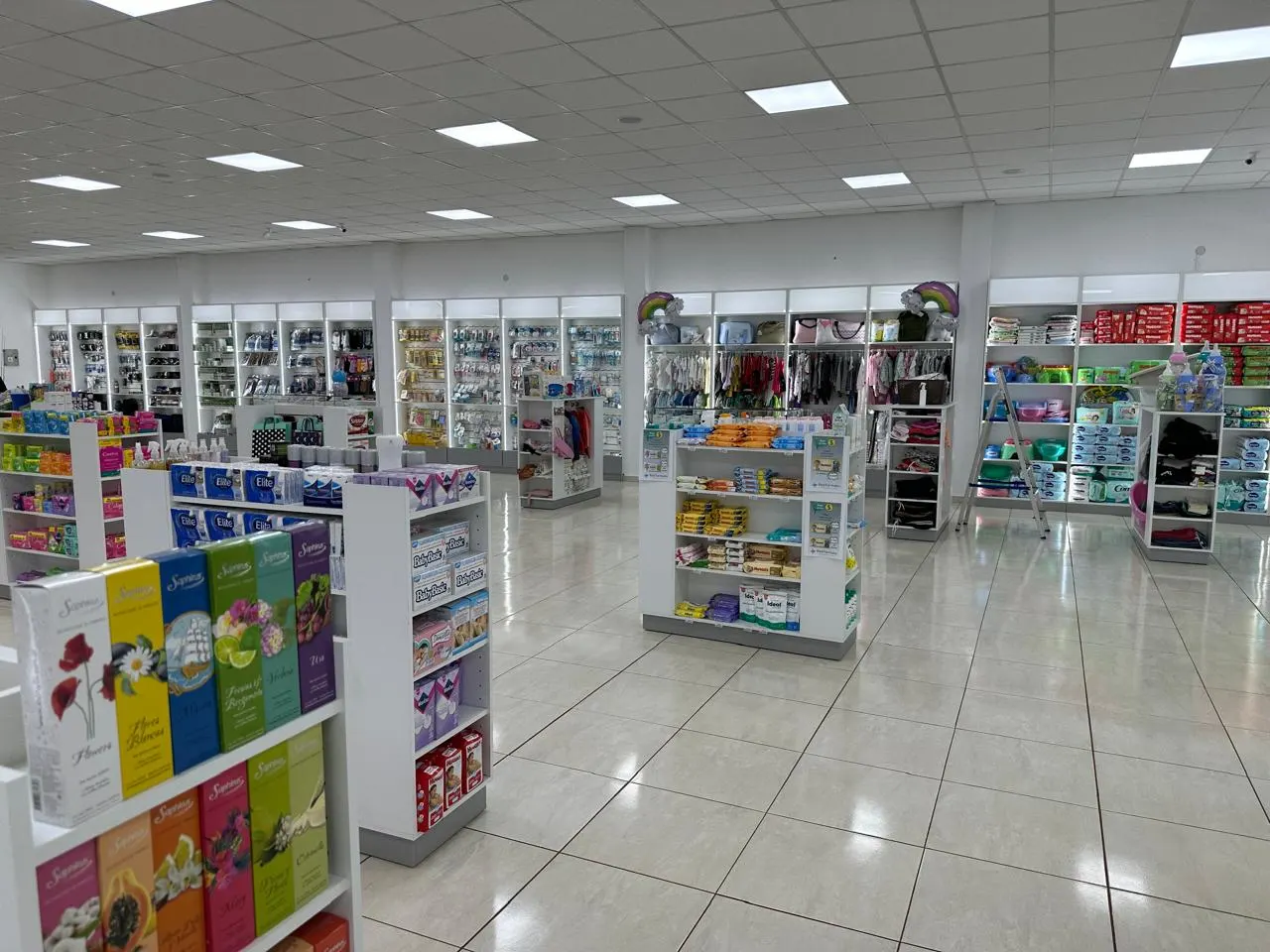 Vista del salón con sector de perfumería y cuidado personal totalmente repuesto.