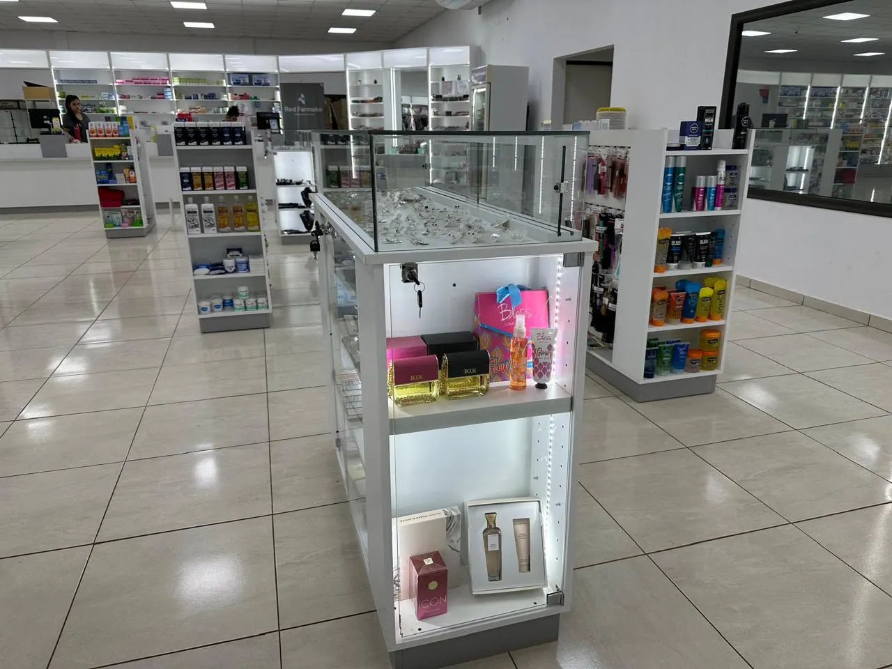 Isla vitrina de vidrio con iluminación LED interior para exhibición de bijouterie y accesorios.