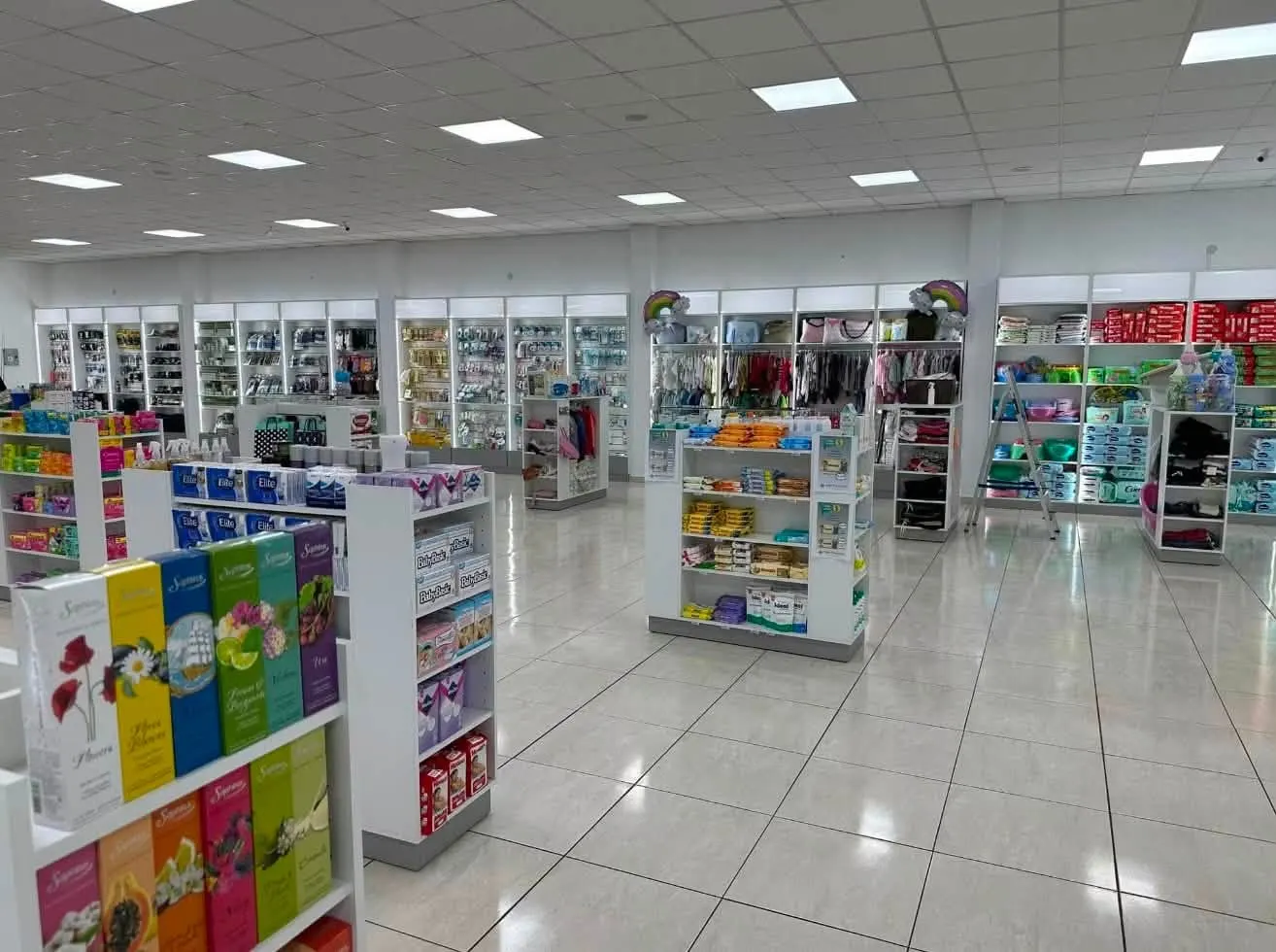 Salón de venta terminado con islas de juguetería y cuidado personal.