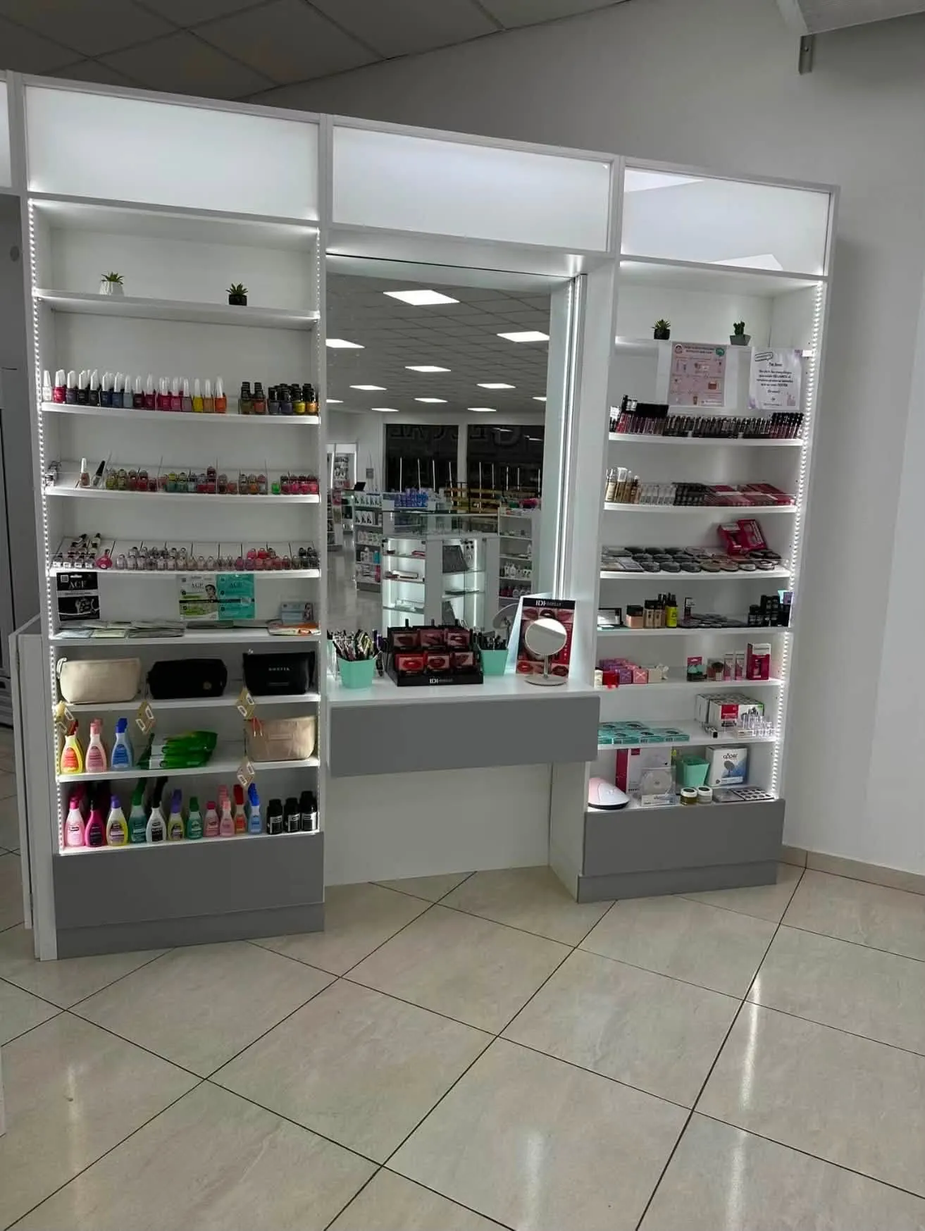 Vitrina de bijouterie y accesorios con iluminación LED interior.